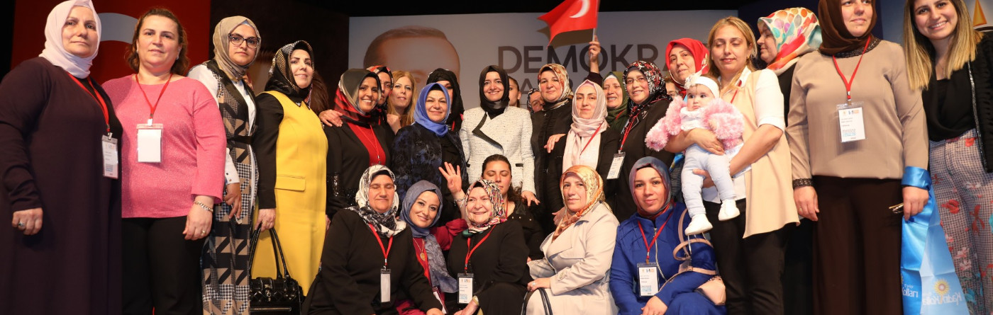 Bakan Kaya, AK Parti’nin Bayrampaşa, Eyüpsultan ve Gaziosmanpaşa İlçe Kadın Kolları Olağan Kongrelerine katıldı.