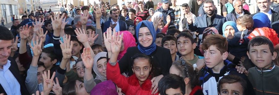 Bakan Kaya, Kilis Öncüpınar Konteyner Kenti ziyaret etti.