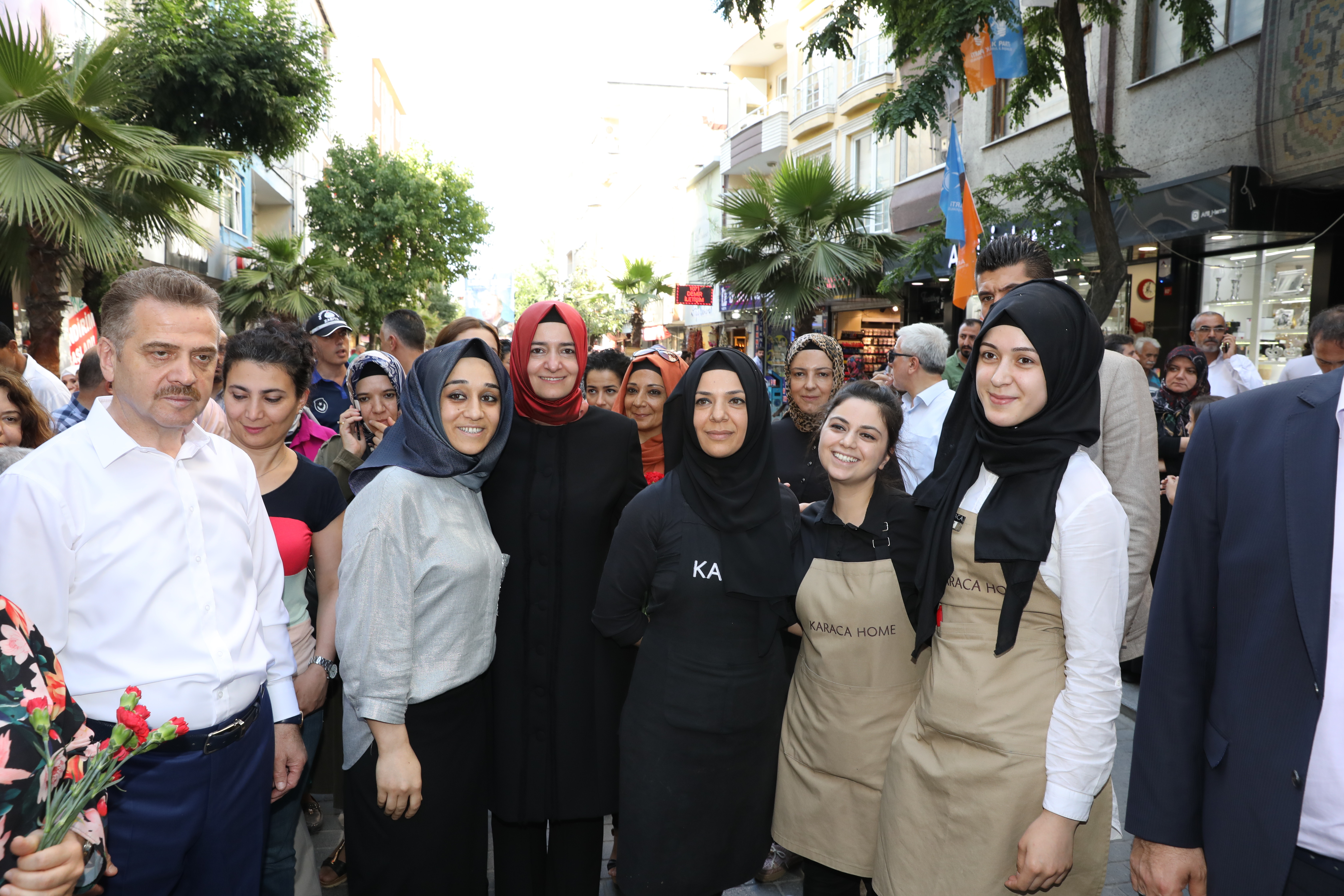 Bakan Kaya, seçim çalışmalarına Gaziosmanpaşa’da devam etti.