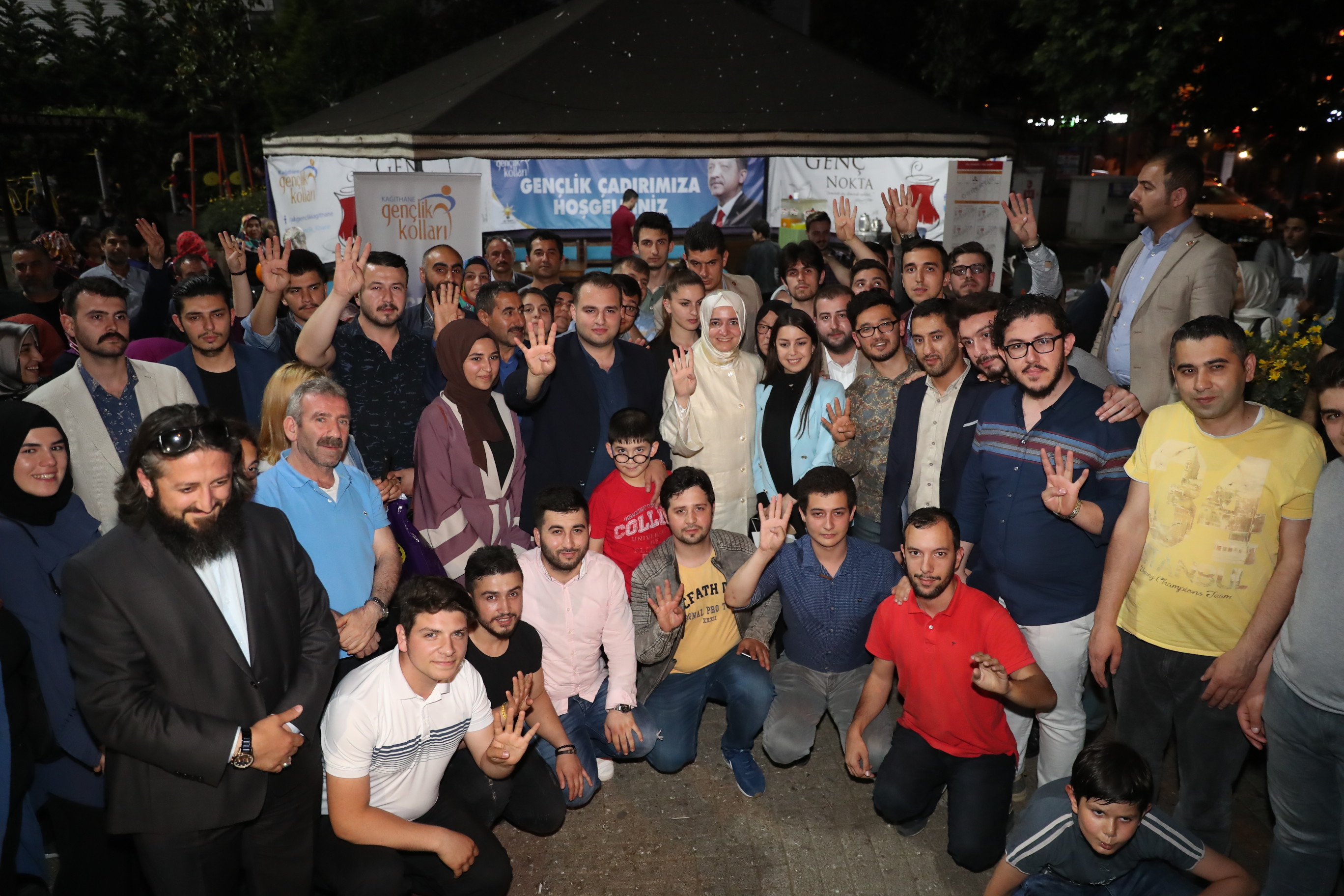 Bakan Kaya, seçim çalışmalarını Kağıthane’de sürdürdü.