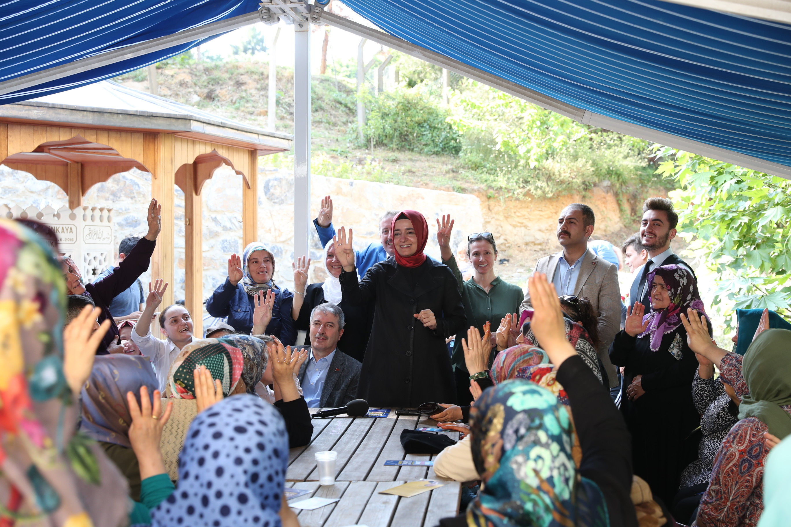 Bakan Kaya, seçim çalışmalarını Sarıyer ve Sultangazi’de sürdürdü.