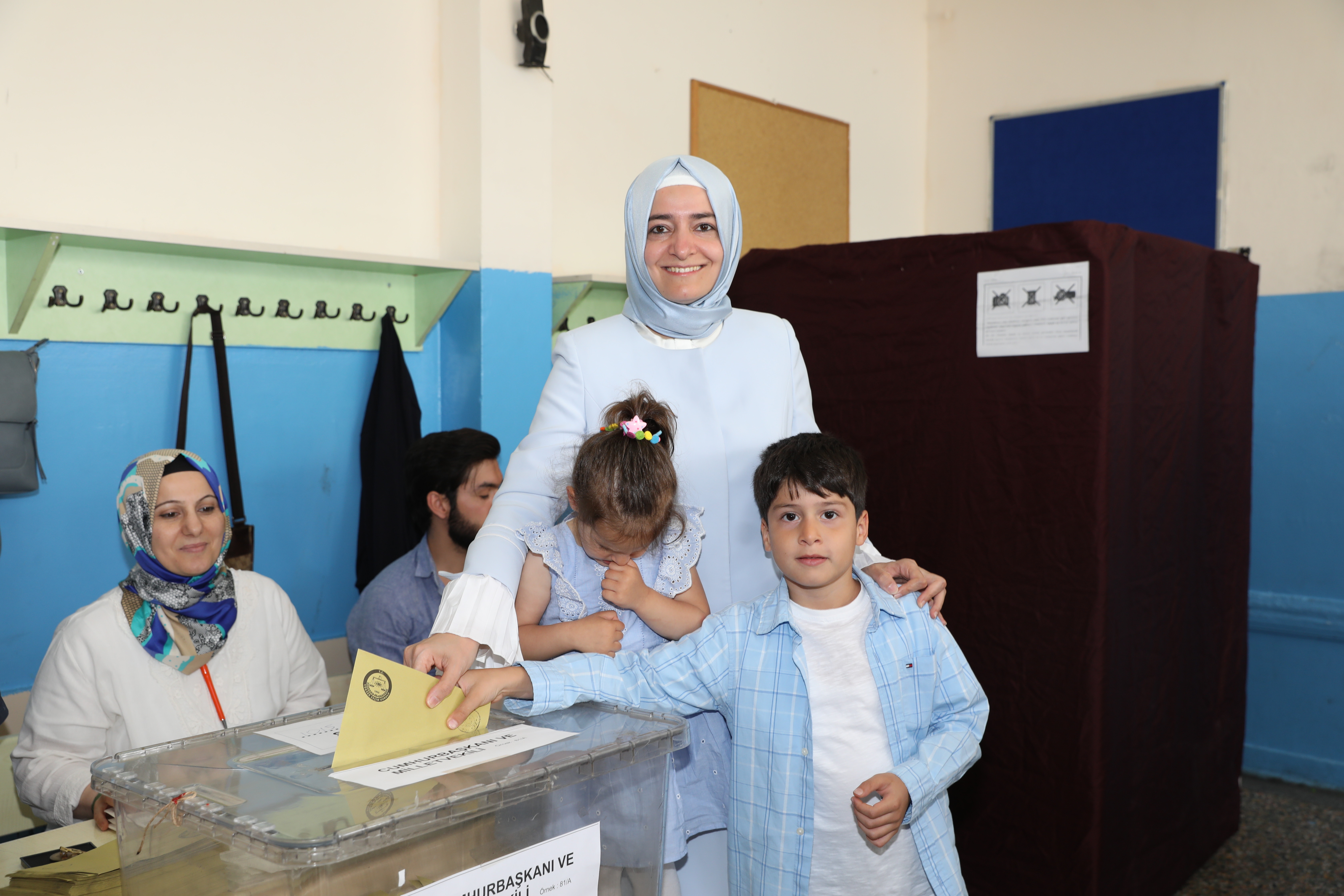 Bakan Kaya, Oyunu Ailesiyle Birlikte Kullandı