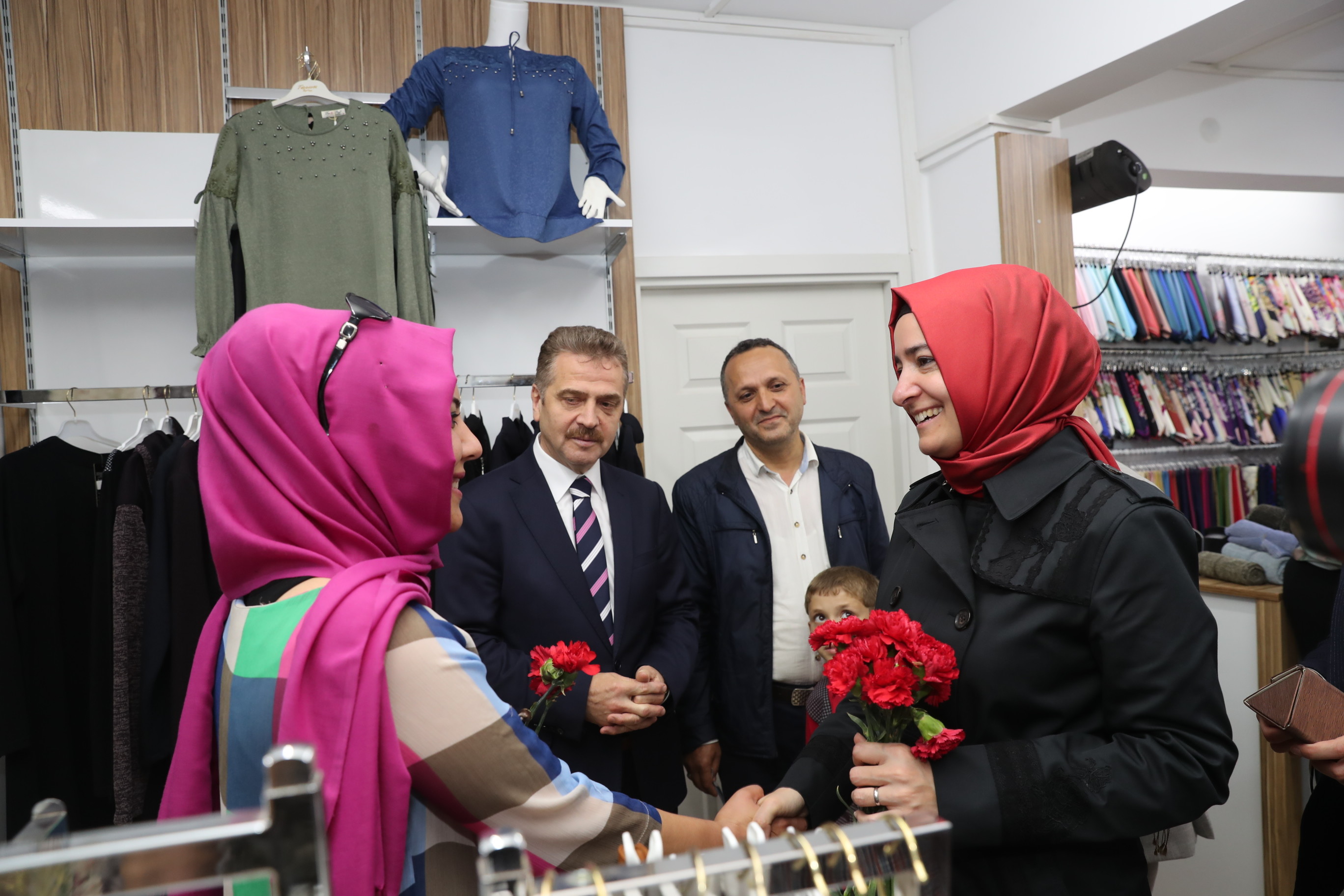 Bakan Kaya, seçim çalışmalarını Gaziosmanpaşa’da sürdürdü