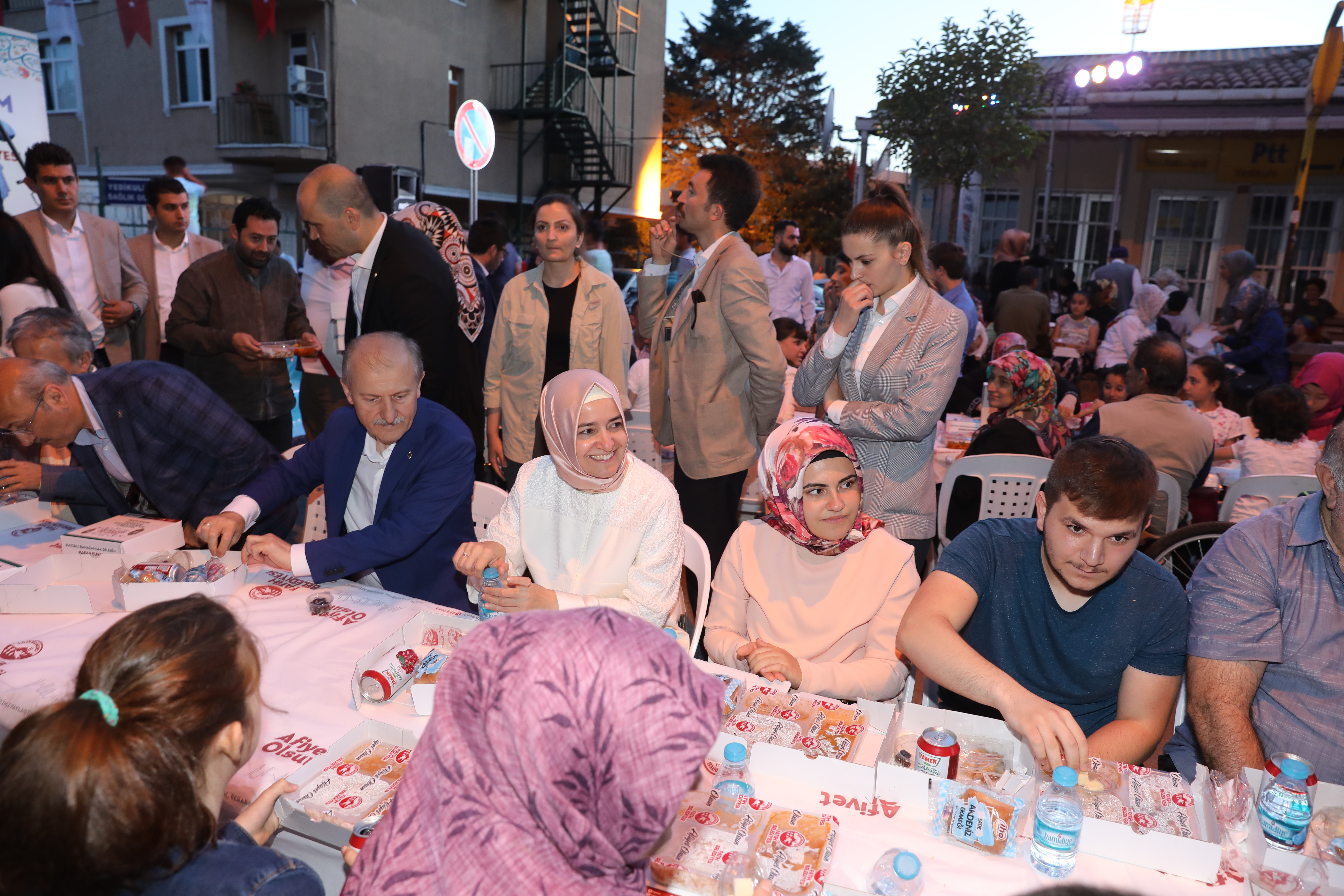 Bakan Kaya, seçim çalışmalarını Fatih’te sürdürdü