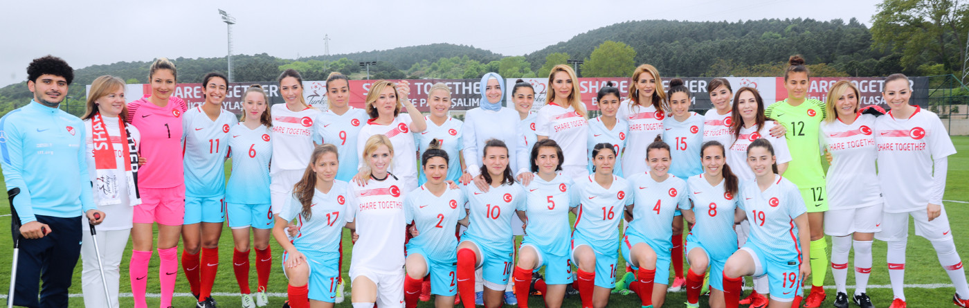 Bakan Kaya, Türkiye'nin ev sahipliğine aday olduğu EURO 2024 Avrupa Futbol Şampiyonası’nın tanıtım etkinliğine katıldı.