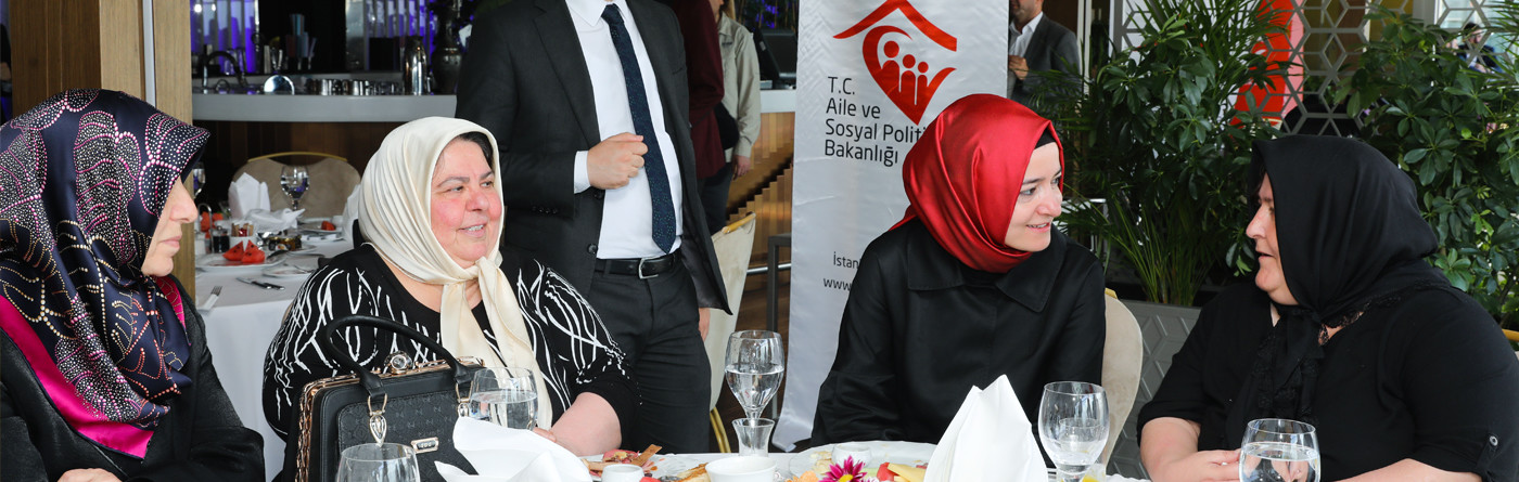 Bakan Kaya, Anneler Günü münasebetiyle şehit anneleriyle bir araya geldi.