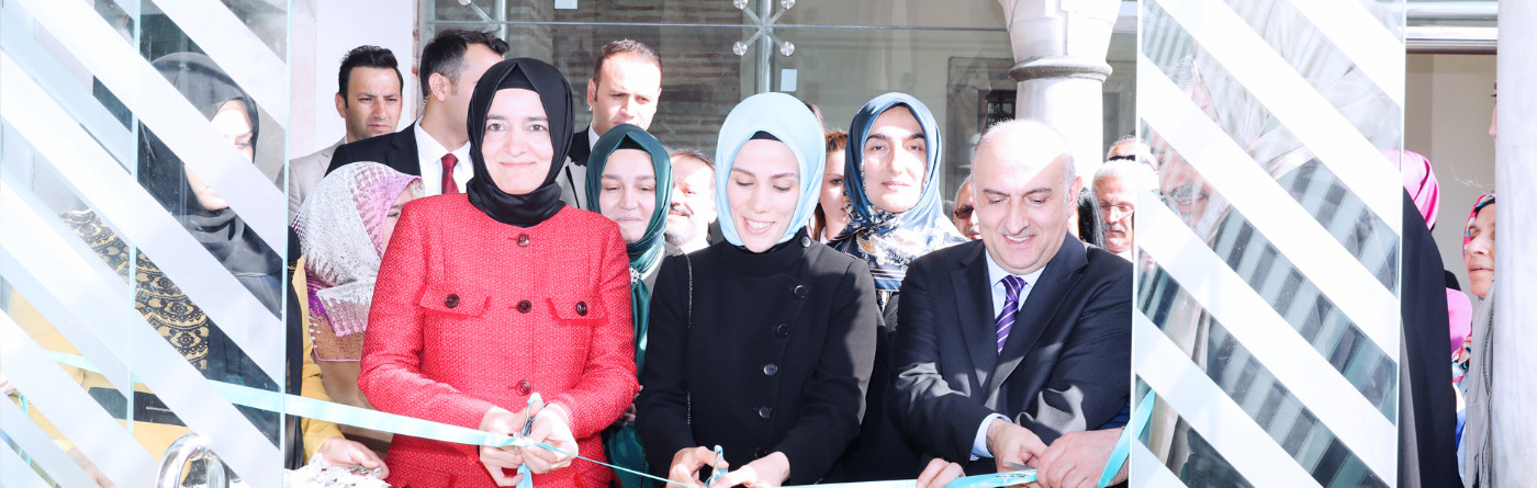 Bakan Kaya, "TDV KAGEM-Kuveyt Türk Sanat Atölyeleri" projesi kapsamında hayata geçirilen sanat atölyelerinin açılışına katıldı.