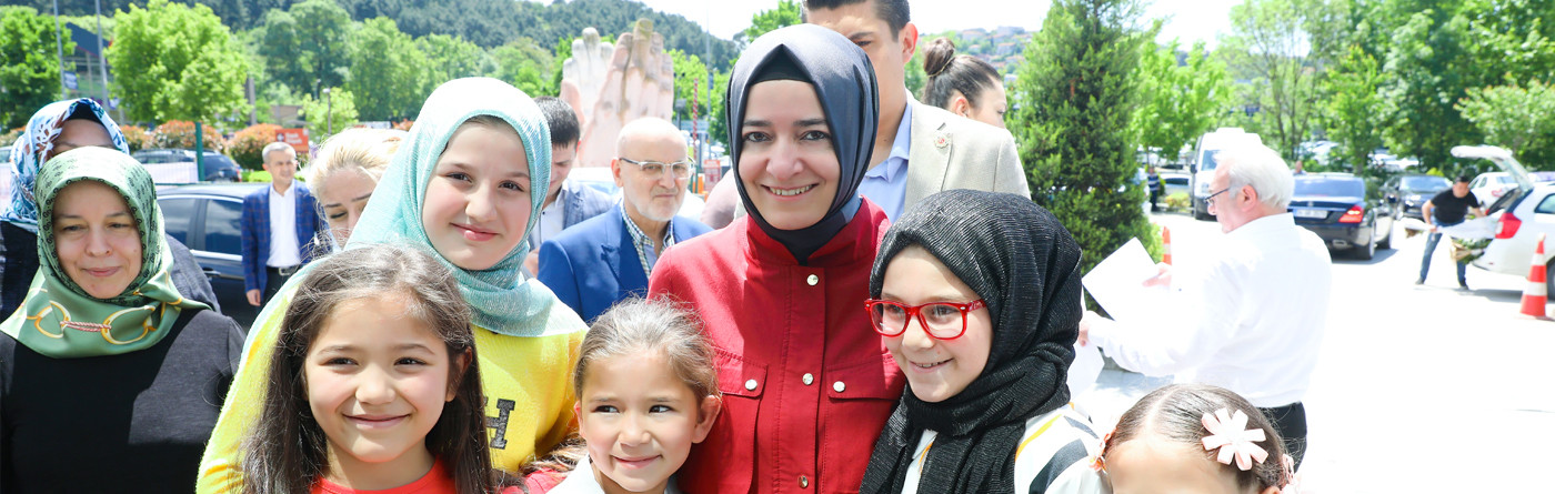 Bakan Kaya, Esenler Belediyesi'nin İstanbul Büyükşehir Belediyesi ve KADEM iş birliğiyle Anneler Günü dolayısıyla düzenlediği "4. Uluslararası Ninni Festivali"ne katıldı.