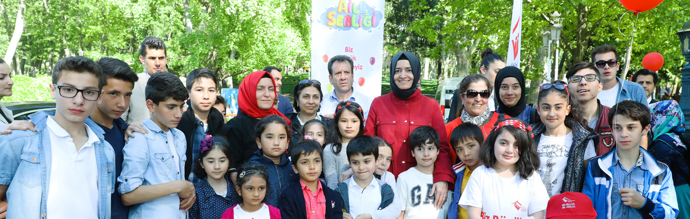 Bakan Kaya, Aile ve Sosyal Politikalar Bakanlığı tarafından "Biz Büyük Bir Aileyiz" sloganıyla Gülhane Parkı'nda düzenlenen "Aile Şenliği”ne katıldı.