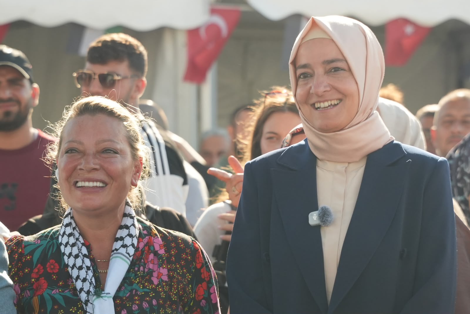 Sayan Kaya, Eminönü Meydanı’ndaki Hayır Çarşısını Ziyaret Etti